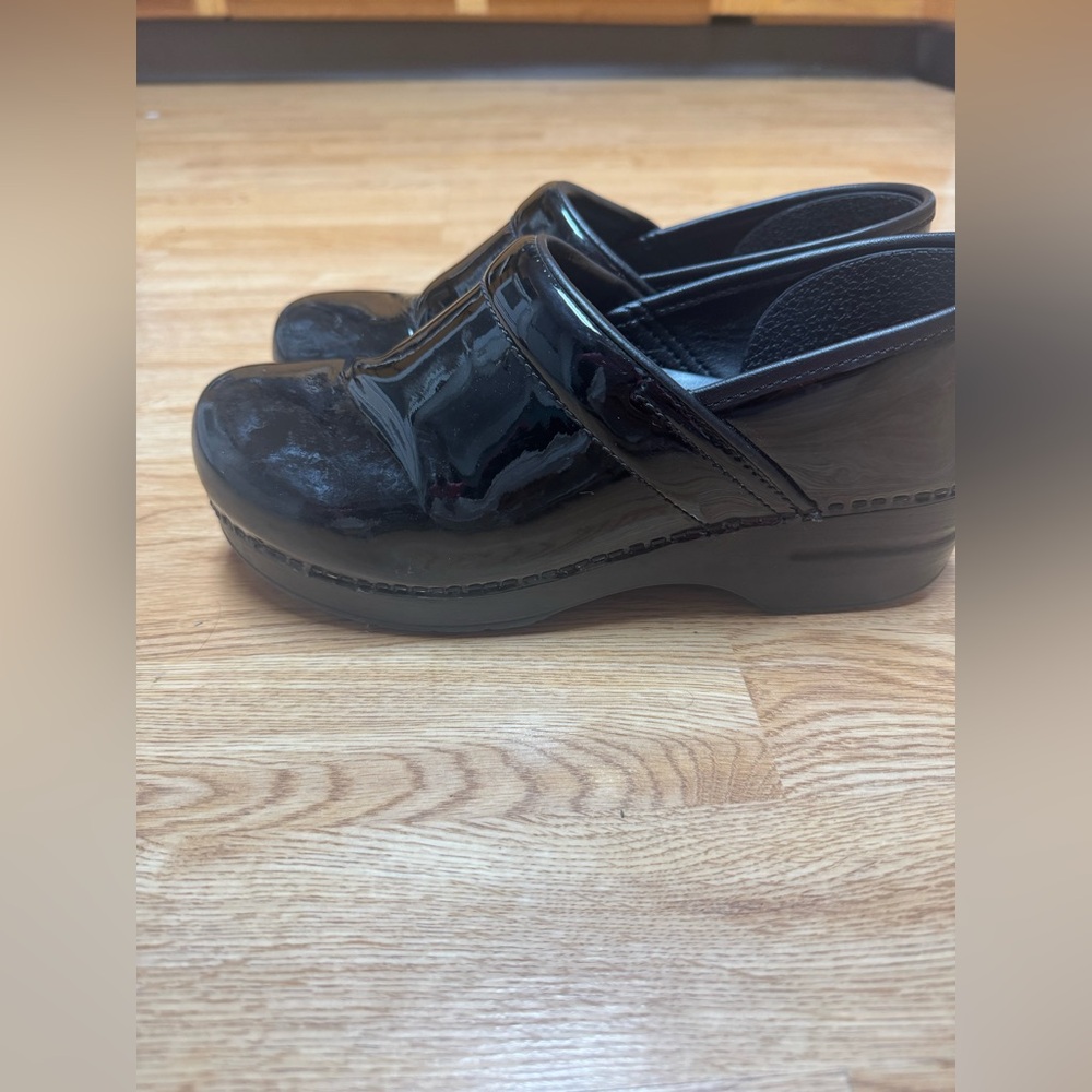 Size 40 black danskos